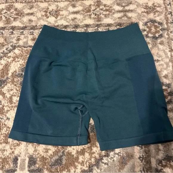 RARE COLOR Alphalete Amplify Shorts - Picture 4 of 4